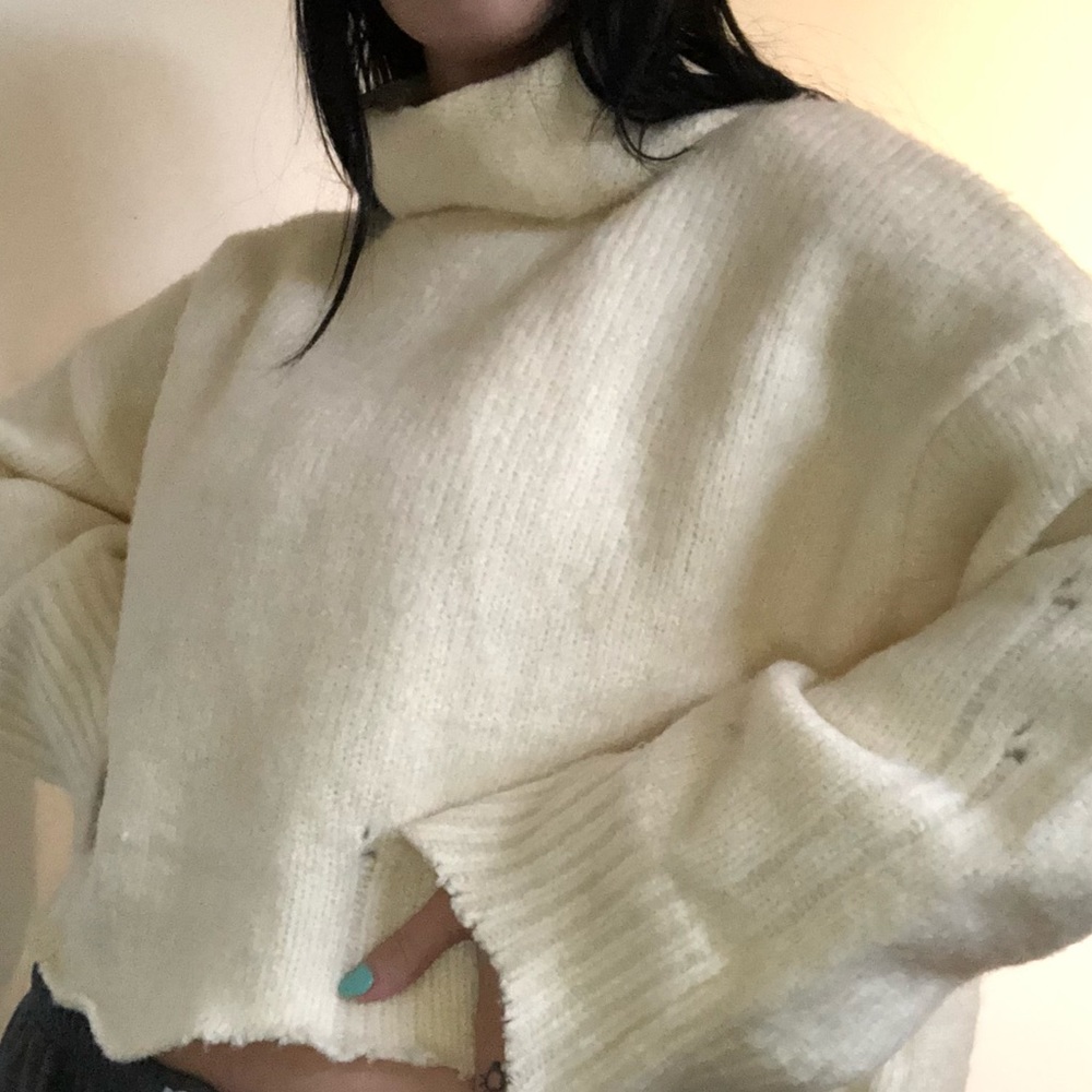 Loose turtleneck sweater w/ oversized sleeves